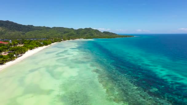 Costa con playa y mar azul. Anda Bohol, Filipinas. — Vídeo de stock