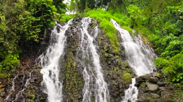 Prachtige tropische waterval. Filipijnen, Mindanao. — Stockvideo