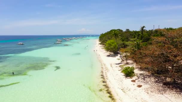 Praia de areia e mar tropical. Ilha de Panglao, Filipinas. — Vídeo de Stock