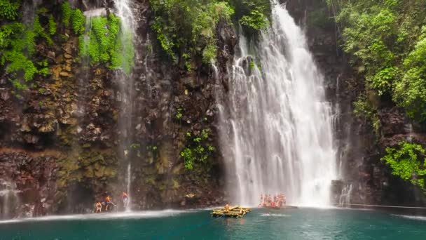Prachtige tropische waterval. Filipijnen, Mindanao. — Stockvideo