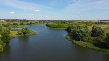 Nehirli kırsal bir arazi. Yazın kırsal alan.