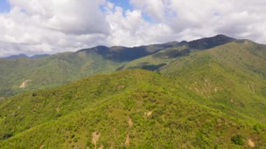 Dağ zirveleri yağmur ormanları ve bulutlarla kaplıdır..