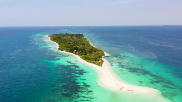 Malý ostrov Santa Cruz s bílou pláží. Filipíny, Zamboanga. — Stock video