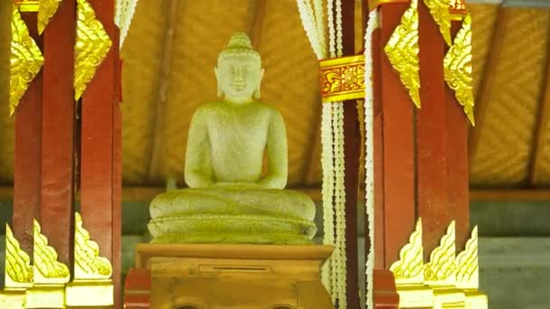 Statua di Buda nel tempio. Bali, Indonesia. — Video Stock