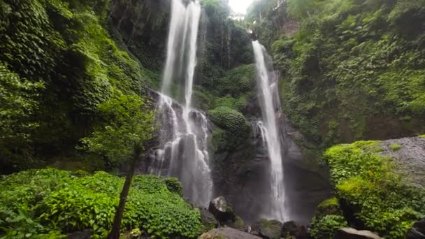 Mooie tropische watervallen. Bali, Indonesië. — Stockvideo