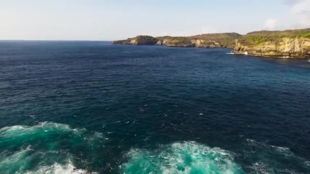 ヌサペニダ,バリ,インドネシアの崖、海と波. — ストック動画