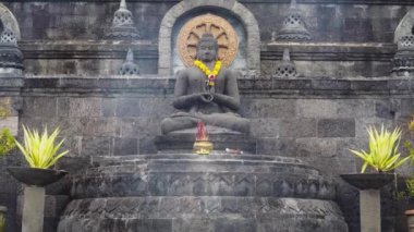 Tapınakta Buda heykeli. Bali, Endonezya.