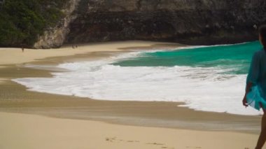 Güzel bir tropikal plajdaki kız.