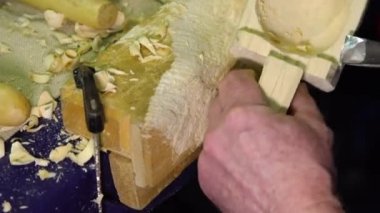 Keskiyle odun oymak. Marangozlar atölyesi.