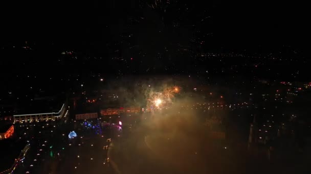 Πυροτεχνήματα στον νυχτερινό ουρανό. Αεροφωτογραφία. — Αρχείο Βίντεο