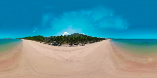 Beyaz kumlu tropik sahil, yukarıdan manzaralı.. — Stok video