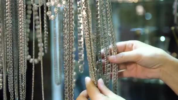 Vrouwelijke vingers kiezen sieraden. — Stockvideo