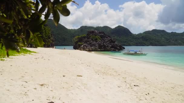 Tropisch strand en blauwe zee.Caramoaanse eilanden. — Stockvideo