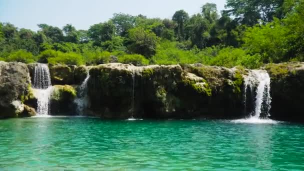 Красивый тропический водопад. Филиппины, Luzon — стоковое видео