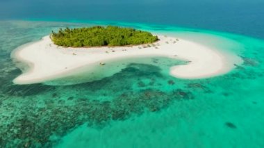 Kumlu bir tropik ada. Balabac, Palawan, Filipinler.