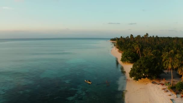 Colorido atardecer sobre islas tropicales. — Vídeos de Stock