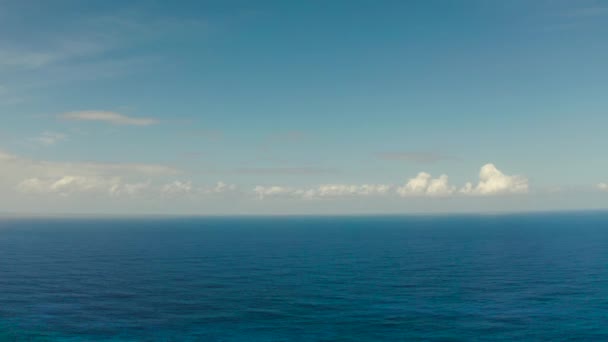 Capa marinha, mar azul, céu com nuvens, vista aérea — Vídeo de Stock