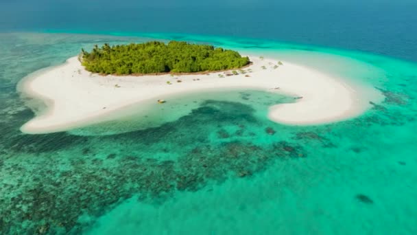 Isola tropicale con spiaggia sabbiosa. Balabac, Palawan, Filippine. — Video Stock