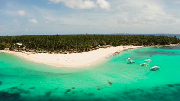 Тропический остров Дако с песчаным пляжем и туристами. — стоковое видео