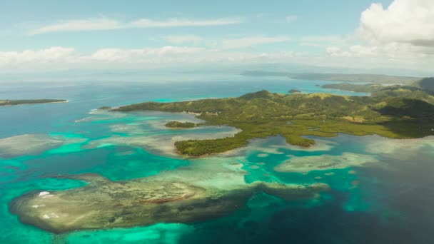 Zeegezicht met tropische eilanden en turquoise water. — Stockvideo