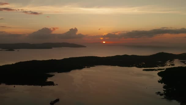 Színes naplemente a trópusi szigetek felett. — Stock videók