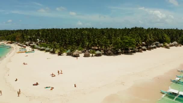 Isola tropicale di Daco con spiaggia sabbiosa e turisti. — Video Stock