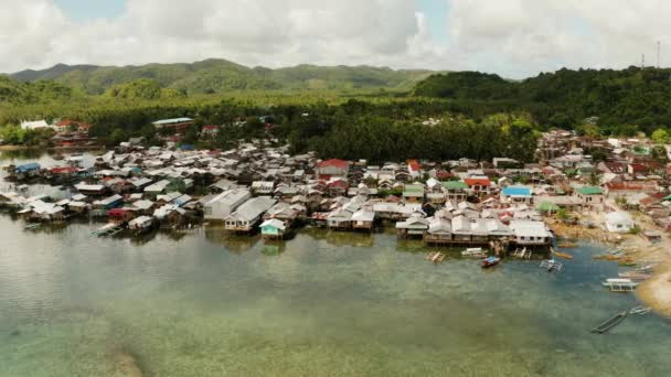 Balıkçı köyü ve tahta bacaklı evler. Dapa şehri, Siargao, Filipinler. — Stok video