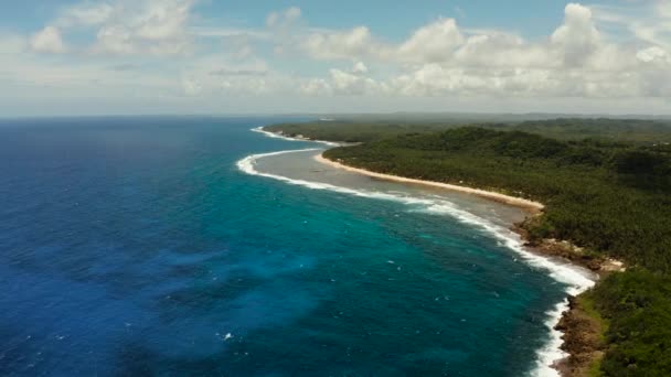 Pobřeží ostrova Siargao, modrý oceán a vlny. — Stock video
