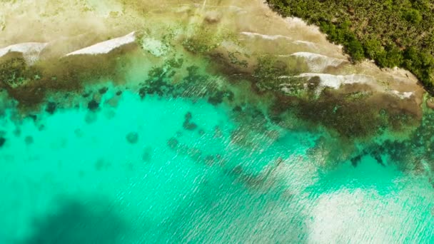 Transparent blått havsvatten i lagunen. — Stockvideo