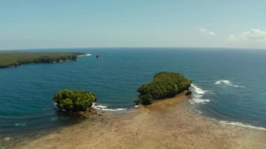 Okyanustaki tropik adalar.