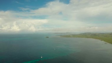 Mavi okyanus suyundaki tropikal ada