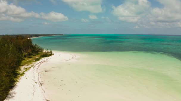 Ilha tropical com praia de areia. Balabac, Palawan, Filipinas. — Vídeo de Stock