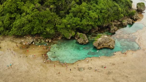 Piscinas de roca natural Magpupungko. Filipinas, Siargao. — Vídeo de stock