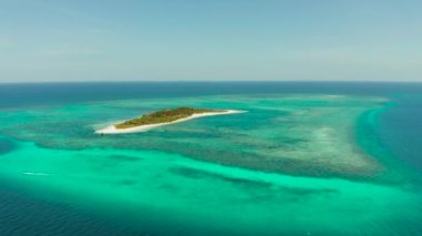 Tropik bir adada güzel bir sahil. Balabac, Palawan, Filipinler.