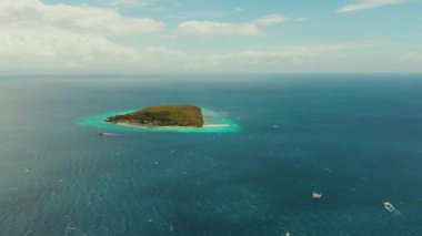 Açık denizde tropik bir ada. Sumilon Adası, Filipinler