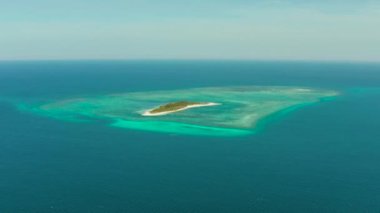 Tropik bir adada güzel bir sahil. Balabac, Palawan, Filipinler.