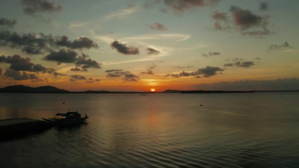 Kleurrijke zonsondergang boven tropische eilanden. — Stockvideo