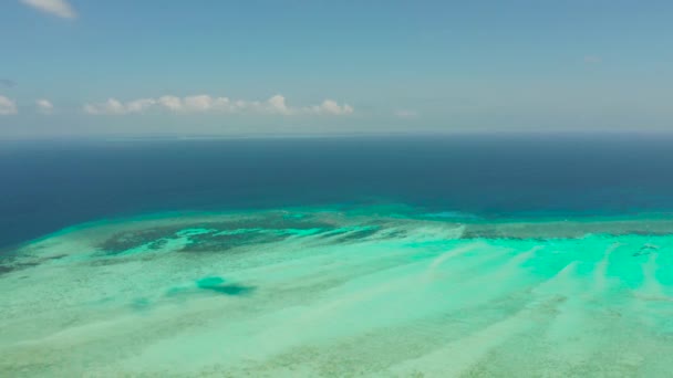 Seascape com recife de coral e atol no mar azul Balabac, Palawan, Filipinas. — Vídeo de Stock