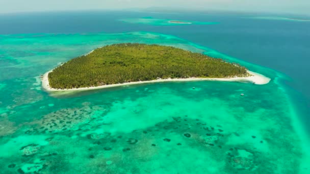 Île tropicale avec plage de sable fin. Balabac, Palawan, Philippines. — Video