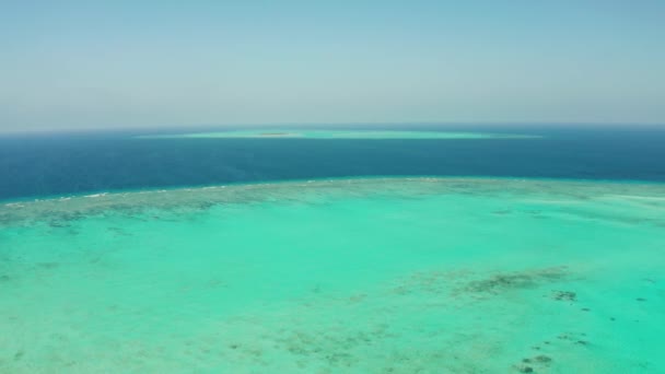 サンゴ礁と青い海の環礁での海バラバック、パラワン、フィリピン. — ストック動画