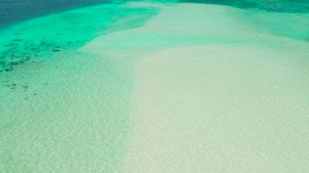 Zandstrand in de lagune met turquoise water. Balabac, Palawan, Filipijnen. — Stockvideo