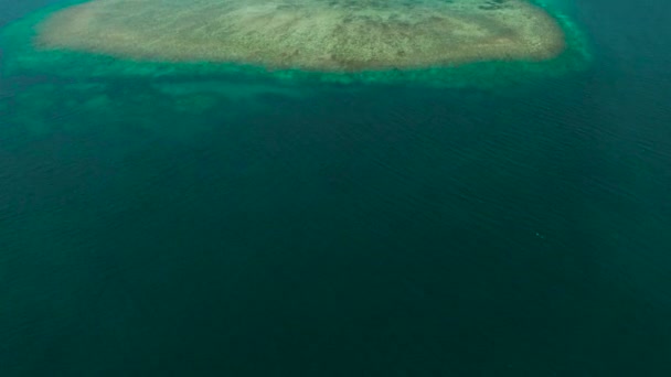 砂浜と熱帯の島。フィリピンパラワン州バラバック. — ストック動画