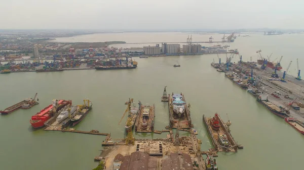 Porto de carga e passageiros em surabaya, java, indonésia — Fotografia de Stock