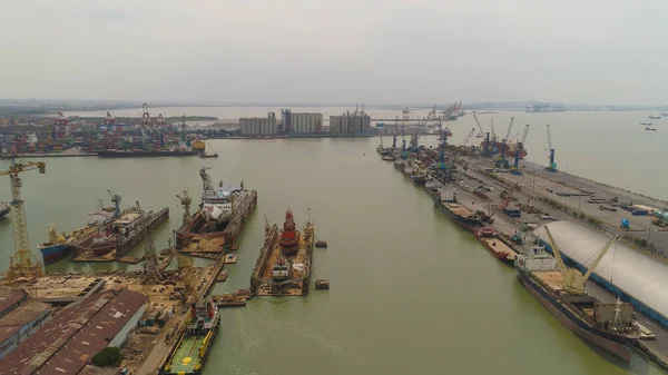 Porto de carga e passageiros em surabaya, java, indonésia — Fotografia de Stock