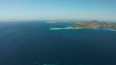 Kumlu plajlı tropik ada, Filipinler, Palawan