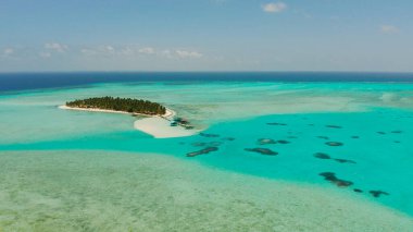 Mercan adasında plajı olan tropik bir ada. Onok Adası Balabac, Filipinler.