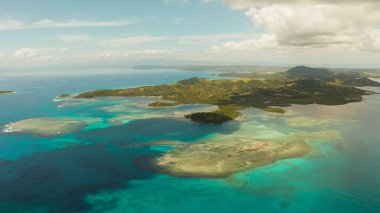 Tropikal adaları ve turkuaz suları olan deniz burnu.