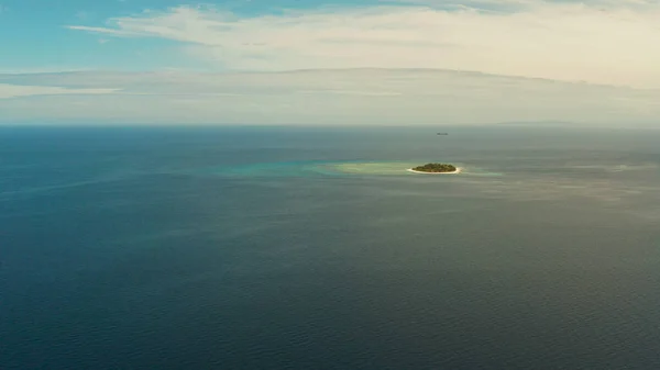 Tropisch eiland met zandstrand. Mantigue Island, Filipijnen — Stockfoto