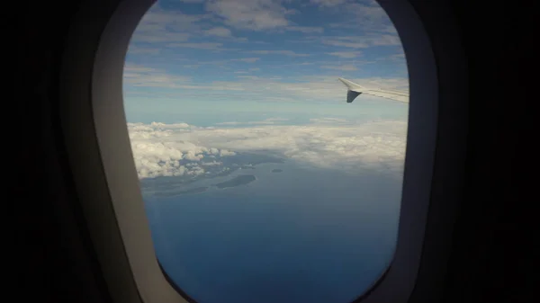 Θέα από ένα παράθυρο αεροπλάνου στον ωκεανό. — Φωτογραφία Αρχείου