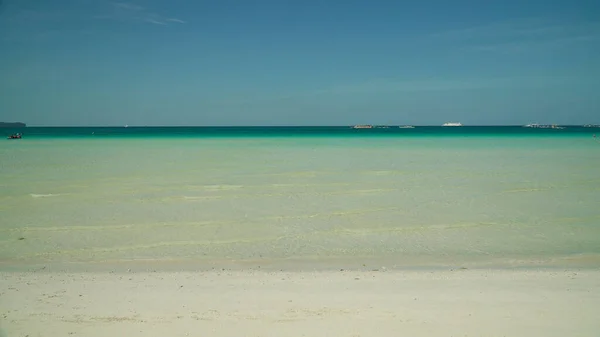 Тропічний піщаний пляж і блакитне море, Філіппіни.. — стокове фото